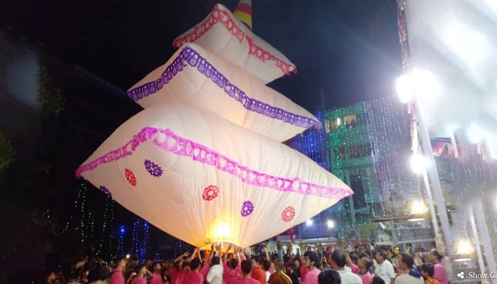 প্রবারণার ফানুসে আলোয় আলোকিত রাতের আকাশ
