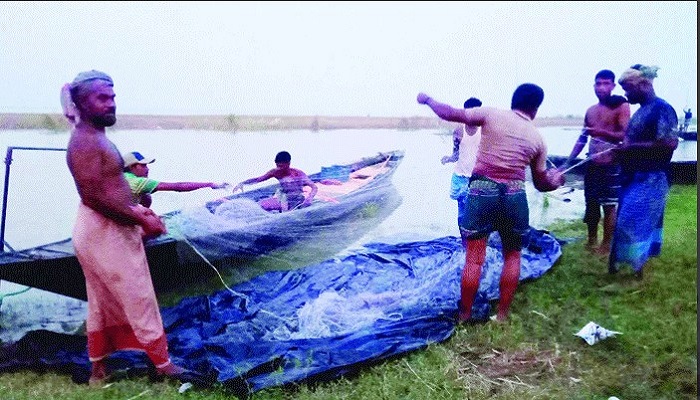 প্রশাসনকে ফাঁকি দিয়ে চলছে ইলিশ শিকার