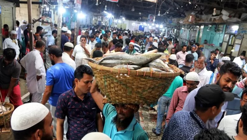 ভরা মৌসুমেও ইলিশের দাম বেশি
