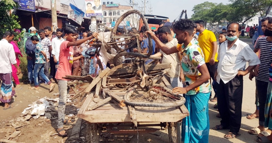 গাজীপুরে দাঁড়িয়ে থাকা ভ্যানে বাসের ধাক্কা, নিহত ৪