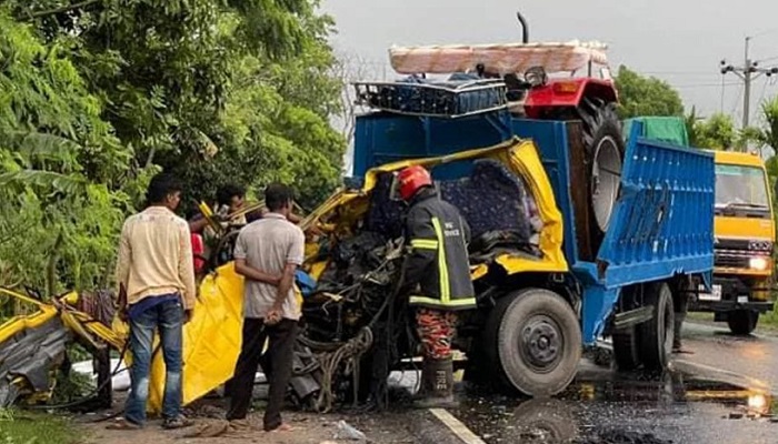 টাঙ্গাইলে সড়ক দুর্ঘটনায় ২ পুলিশসহ নিহত ৩