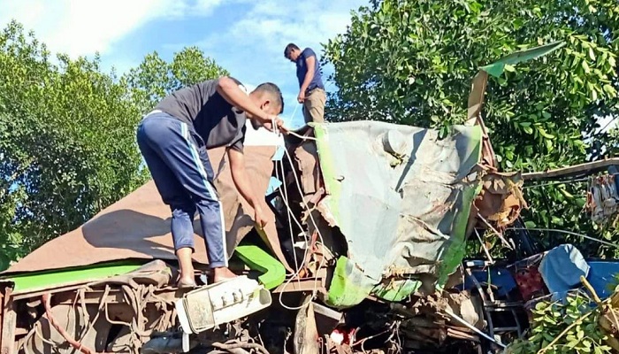 গোপালগঞ্জে বাস নিয়ন্ত্রণ হারিয়ে গাছে ধাক্কা, নিহত ৪