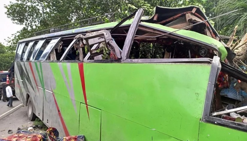গোপালগঞ্জে বাস নিয়ন্ত্রণ হারিয়ে গাছে ধাক্কা, নিহত ৪