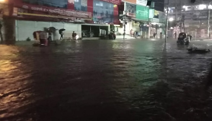 সড়কে পানি জমে স্থবির ঢাকা