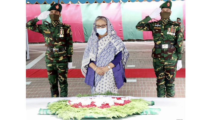 বঙ্গবন্ধুর সমাধিতে ফুল দিয়ে শ্রদ্ধা প্রধানমন্ত্রীর