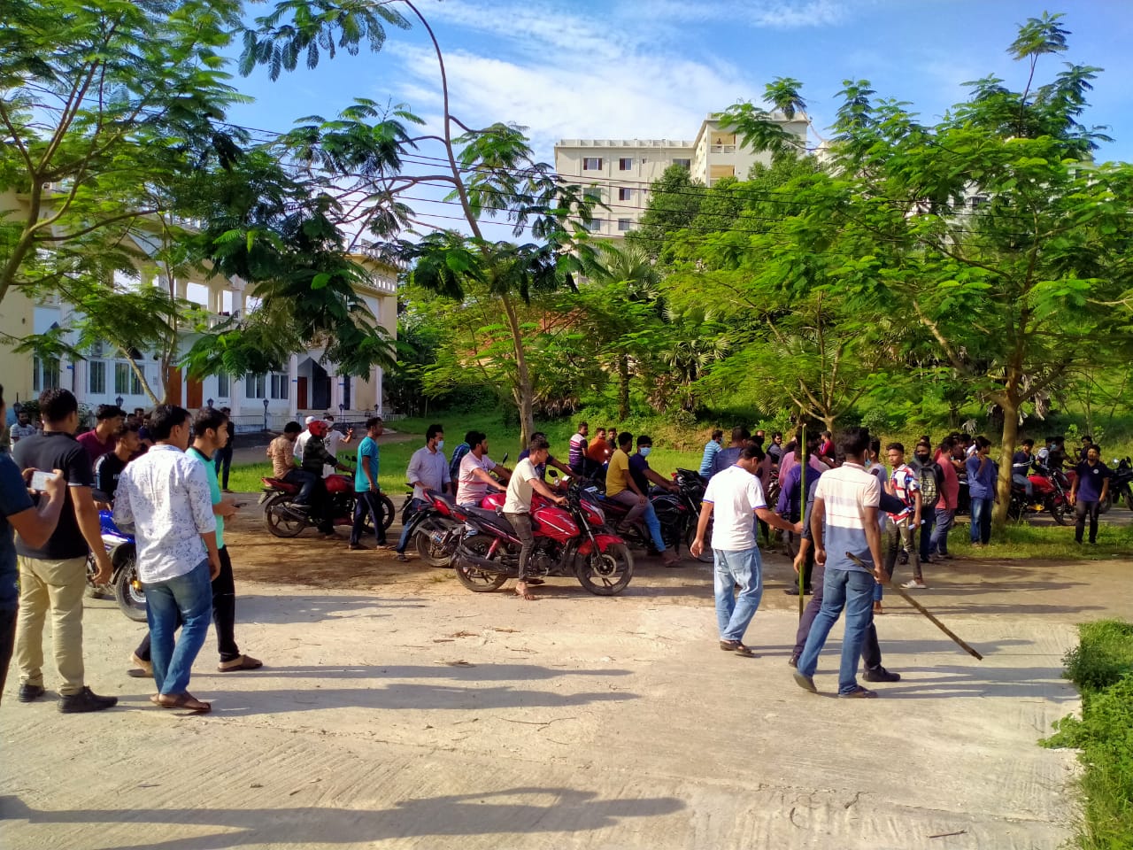 কুমিল্লা বিশ্ববিদ্যালয়ে হল বন্ধ, পরীক্ষা স্থগিত (ভিডিও)