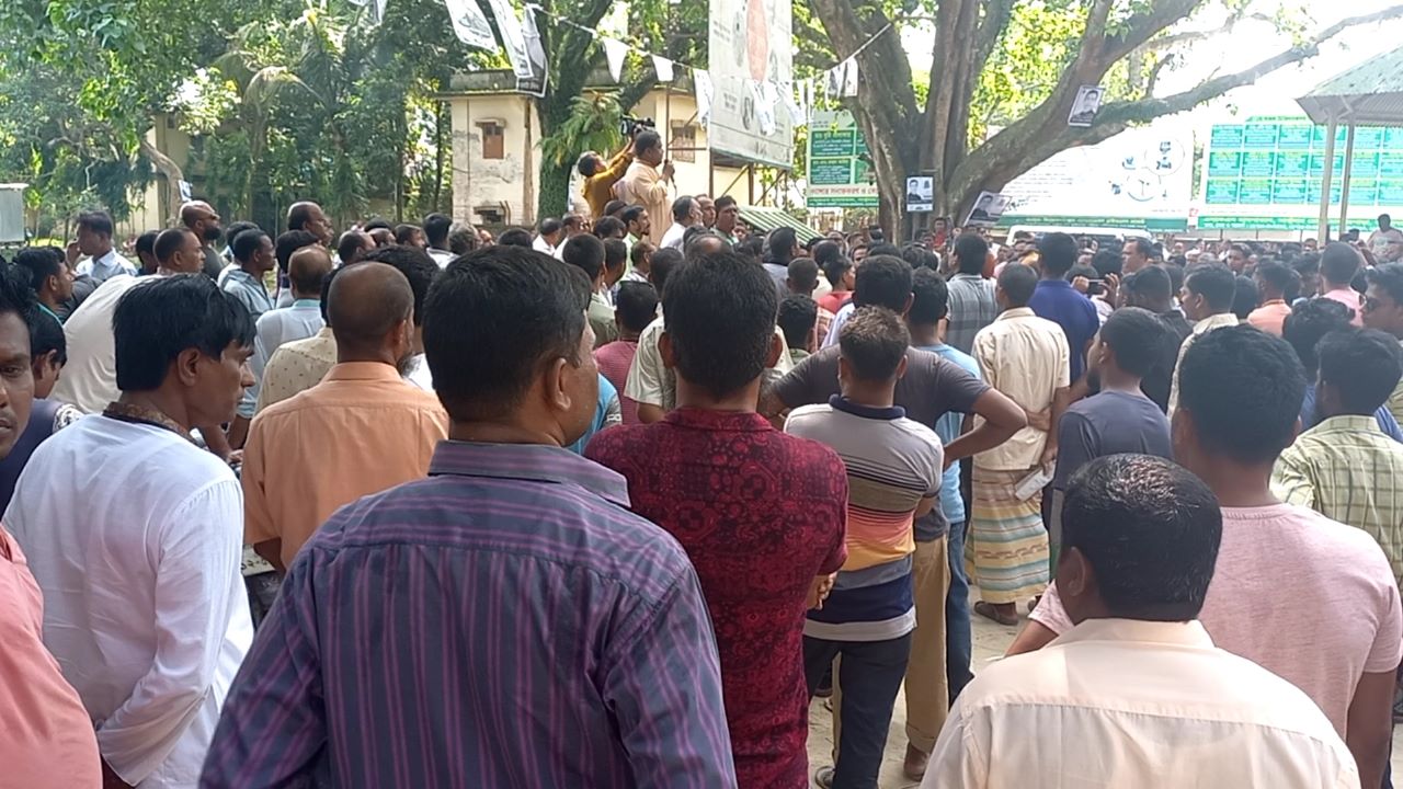 উপনির্বাচনের ফলাফল ঘোষণার দাবিতে বিক্ষোভ