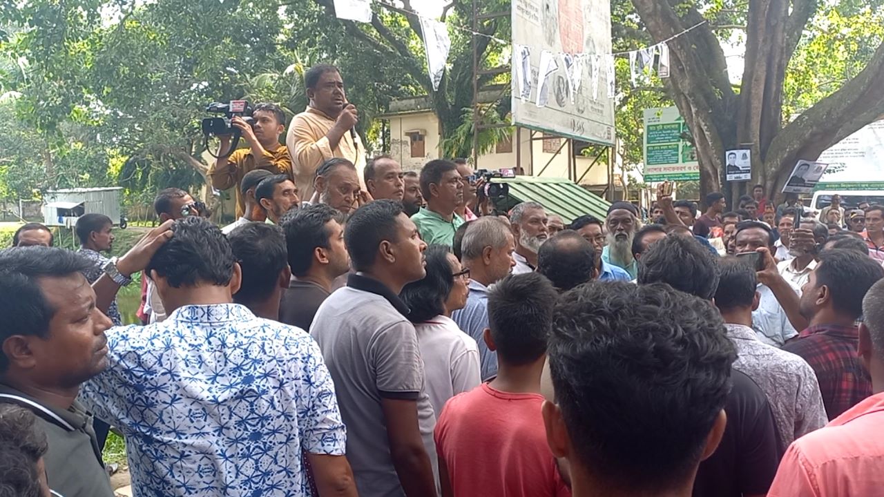 উপনির্বাচনের ফলাফল ঘোষণার দাবিতে বিক্ষোভ