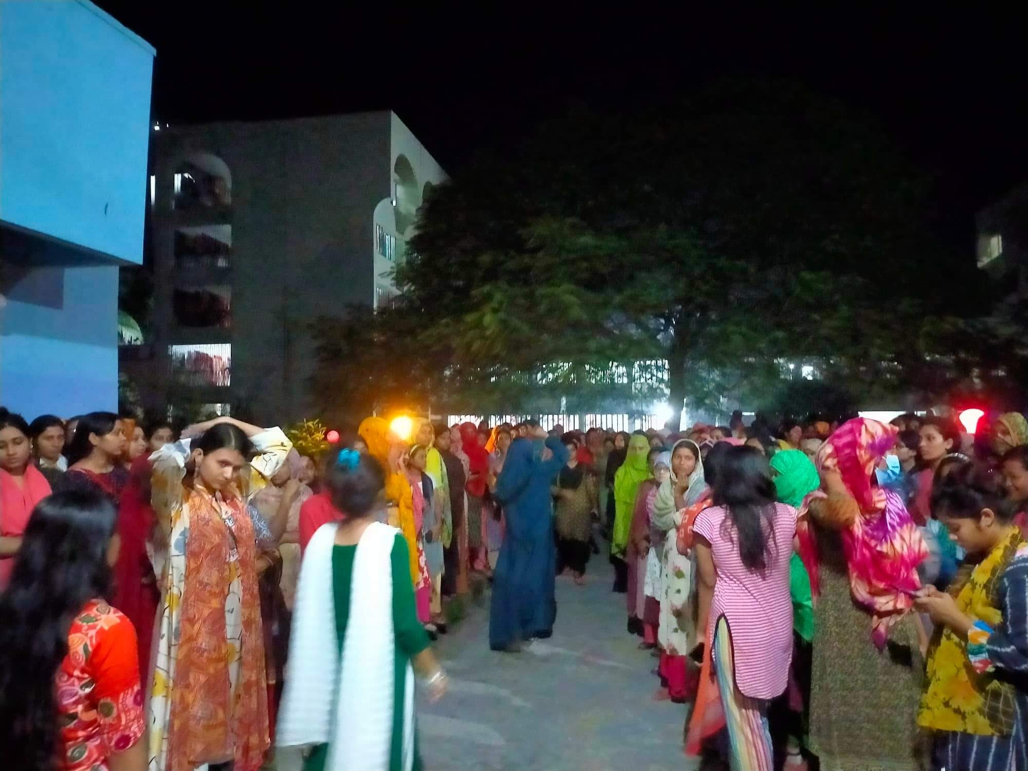 ইবিতে মধ্যরাত পর্যন্ত ছাত্রী হলে বিক্ষোভ