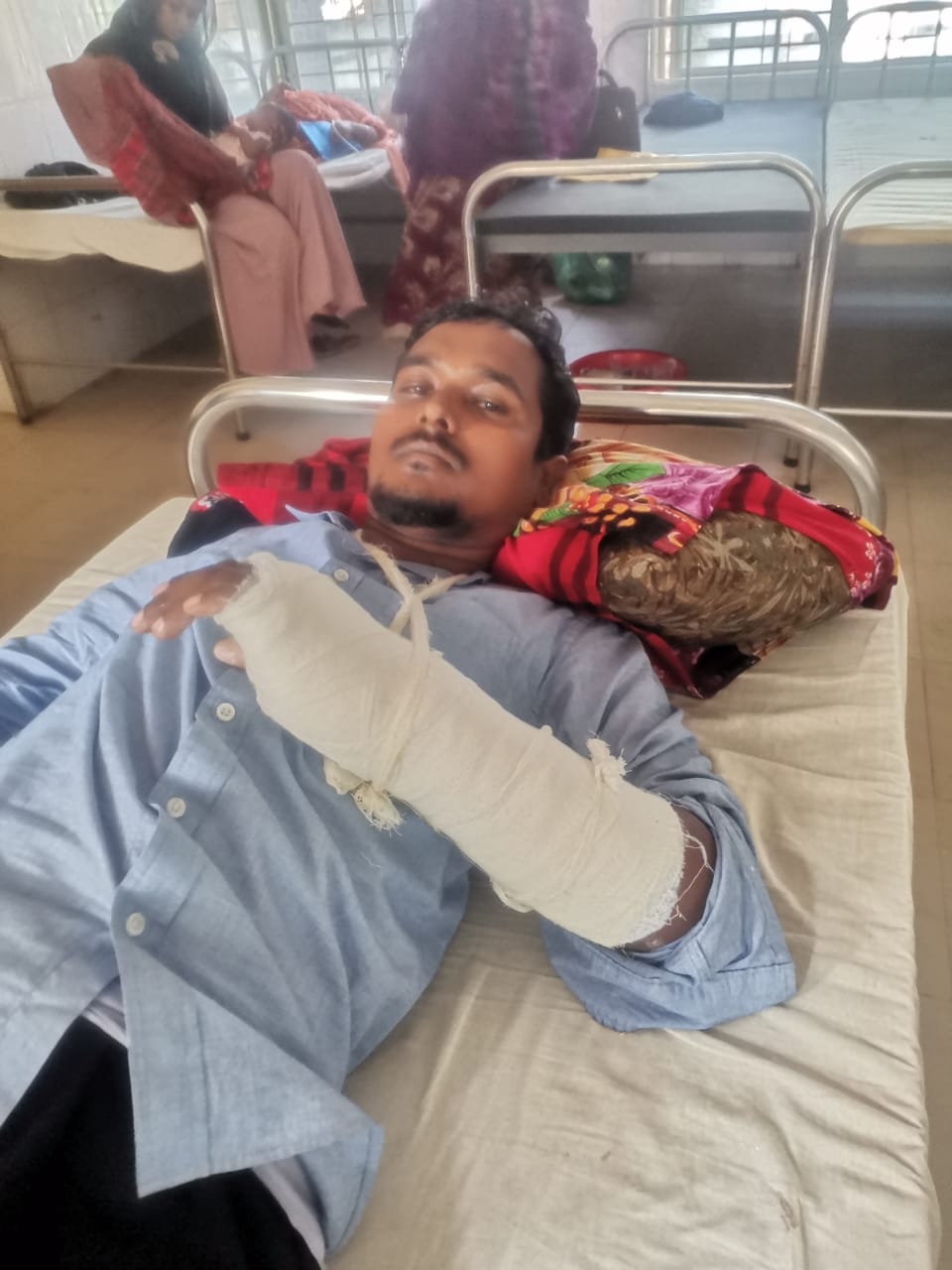 প্রধানমন্ত্রীর উপহারের ঘরের টিন খুলে নেয়ার অভিযোগ!