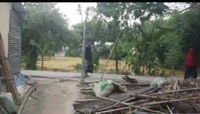 প্রধানমন্ত্রীর উপহারের ঘরের টিন খুলে নেয়ার অভিযোগ!
