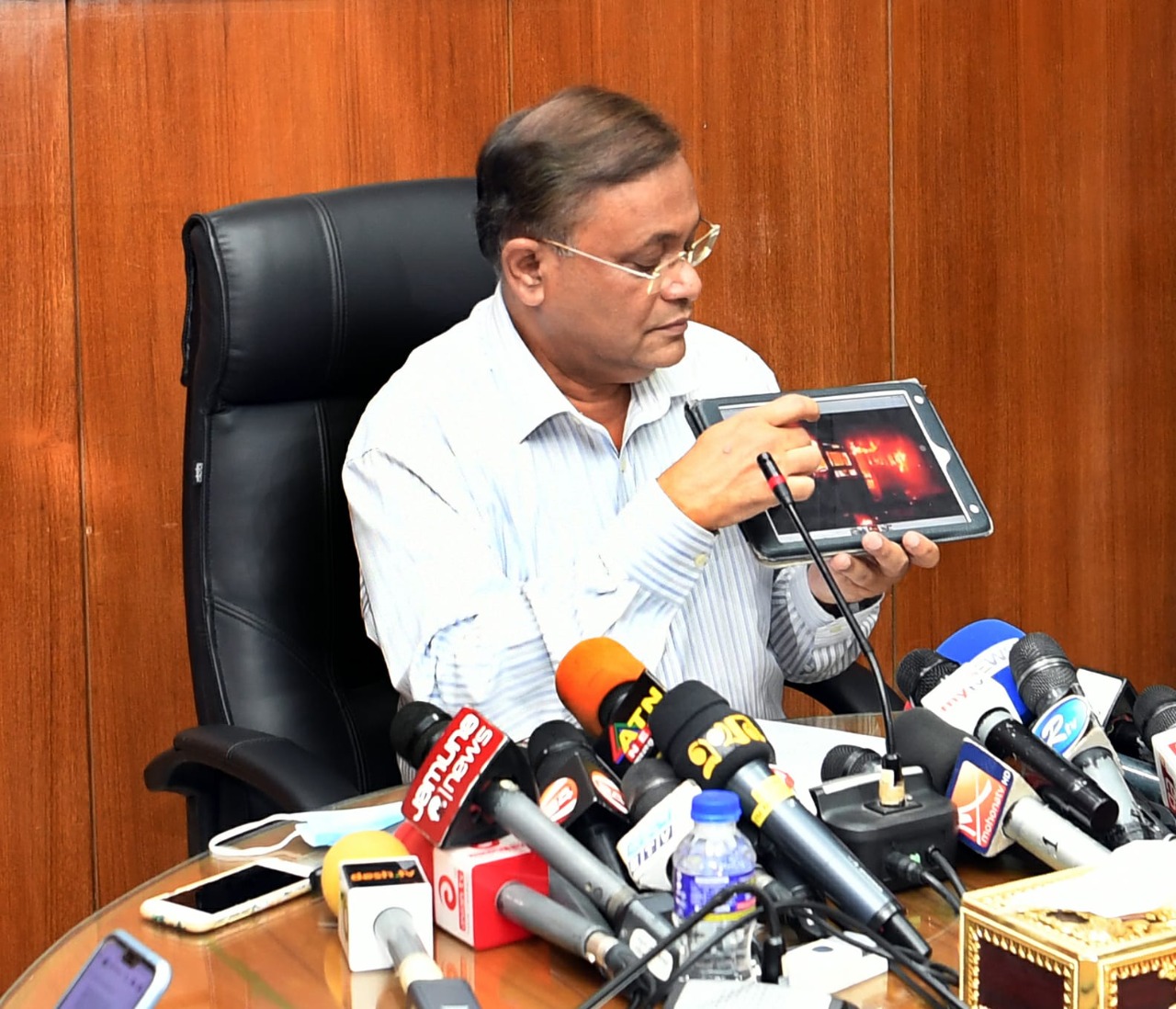 দিনের বেলায় বিদ্যুৎ বন্ধের সিদ্ধান্ত নেই সরকারের