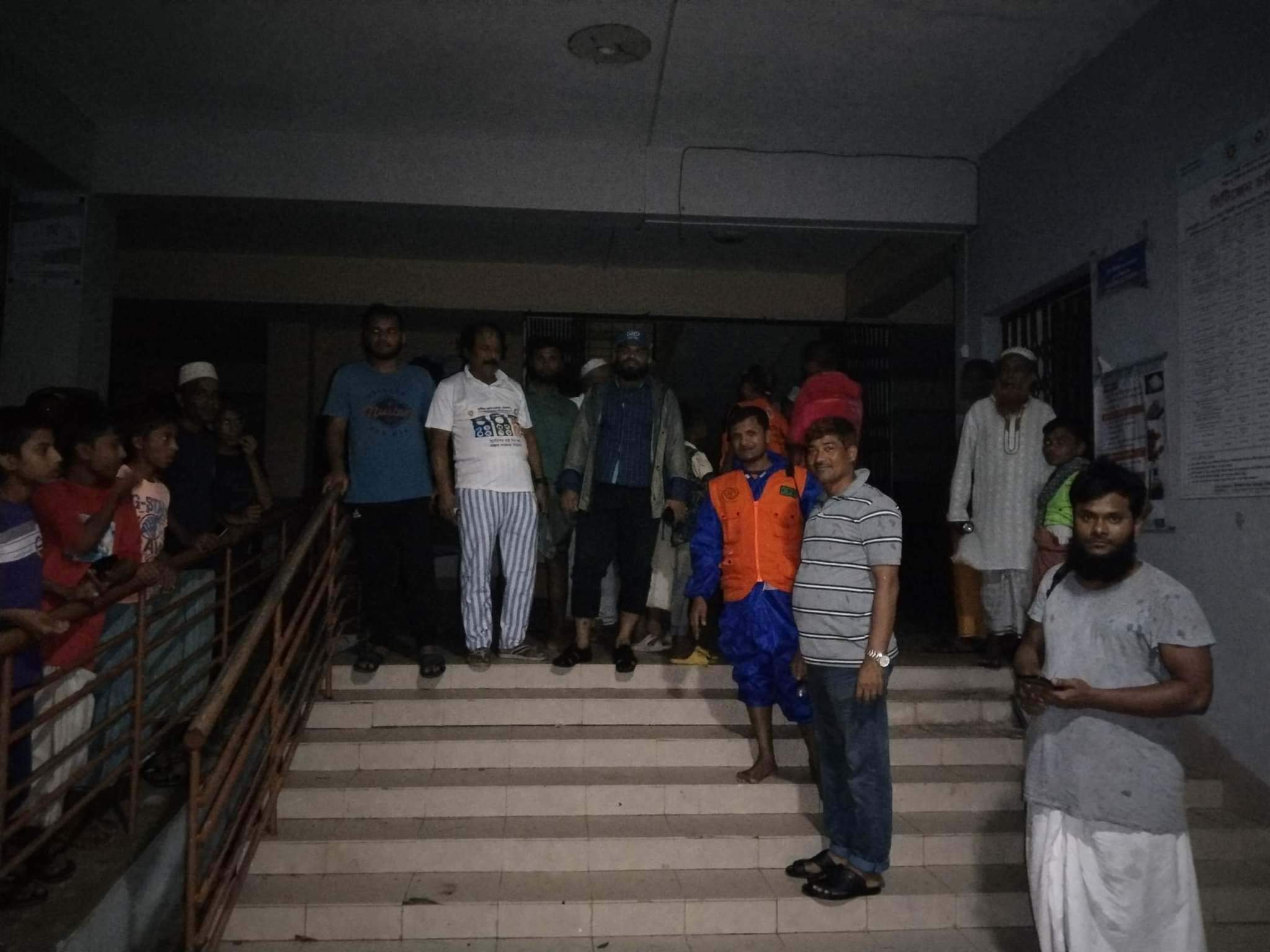 সেন্টমার্টিনে পানি বাড়ছে, আশ্রয় কেন্দ্রে উপকূলবাসী