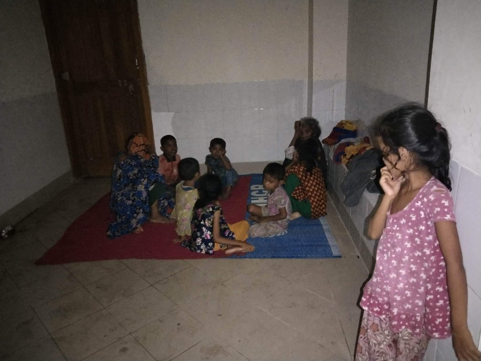 সেন্টমার্টিনে পানি বাড়ছে, আশ্রয় কেন্দ্রে উপকূলবাসী