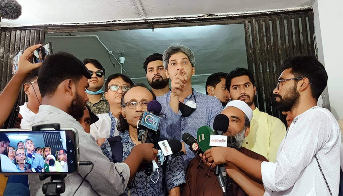 ঢাবি উপাচার্যের কাছে অভিভাবকদের পক্ষে সাকি-নূরের স্মারকলিপি