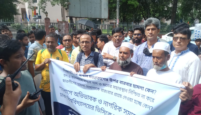 ঢাবি উপাচার্যের কাছে অভিভাবকদের পক্ষে সাকি-নূরের স্মারকলিপি