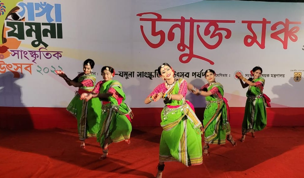 উৎসবের রঙে রাঙানো ছুটির সন্ধ্যা