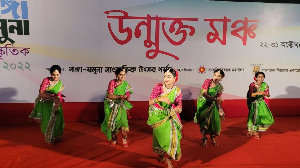 উৎসবের রঙে রাঙানো ছুটির সন্ধ্যা