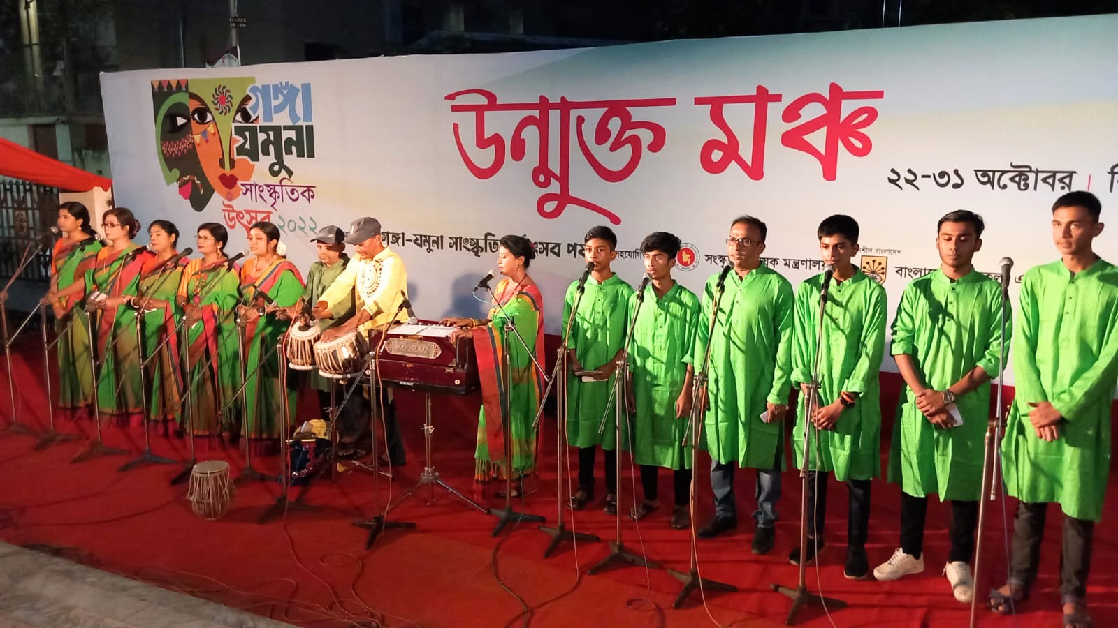 উৎসবের রঙে রাঙানো ছুটির সন্ধ্যা