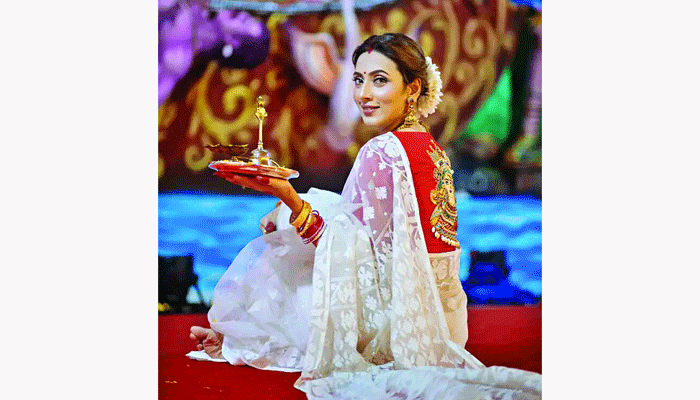 ঠাকুরের কাছে প্রার্থনা ‘দামাল’ যেন হিট হয়