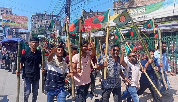 বাঁশে পতাকা বেঁধে সমাবেশস্থলে বিএনপির কর্মীরা