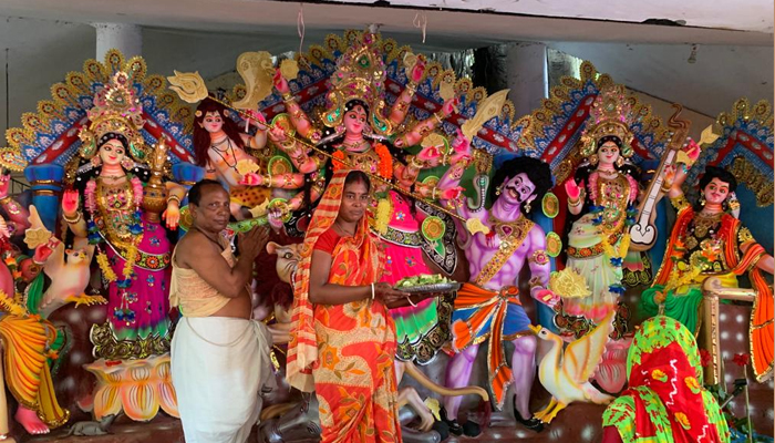 রঙতুলির ছোঁয়ায় দেবী দূর্গার মৃত্তিকা মূর্তি ক্রমেই প্রাণবন্ত