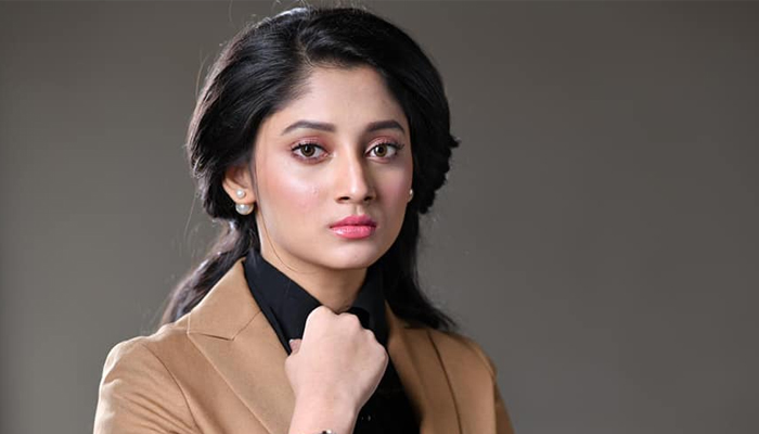 ভেঙে পড়েছে পূজা, ভয়ে আছেন মা