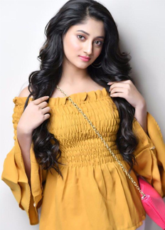 ভেঙে পড়েছে পূজা, ভয়ে আছেন মা