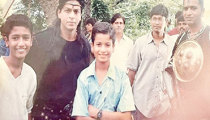 শাহরুখের পাশে দাঁড়ানো সেই কিশোর আজকের তারকা, চিনতে পারছেন 
