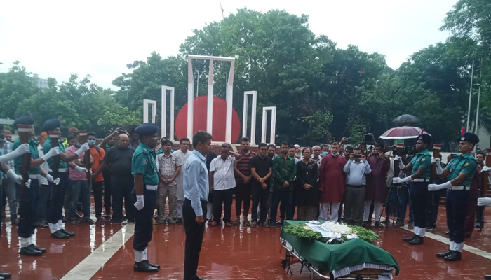 শহীদ মিনারে তোয়াব খানকে রাষ্ট্রীয় সম্মাননা