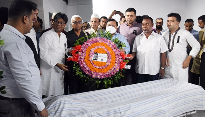 শহীদ মিনারে তোয়াব খানকে রাষ্ট্রীয় সম্মাননা