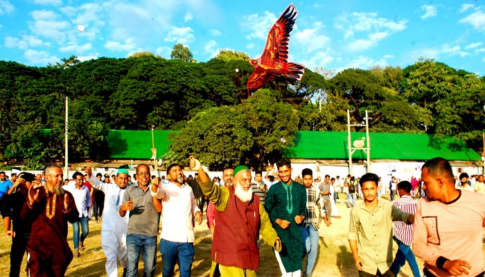 প্রধানমন্ত্রীর চট্টগ্রাম সফর আকৃষ্ট করতে বর্ণাঢ্য ঘুড়ি উৎসব