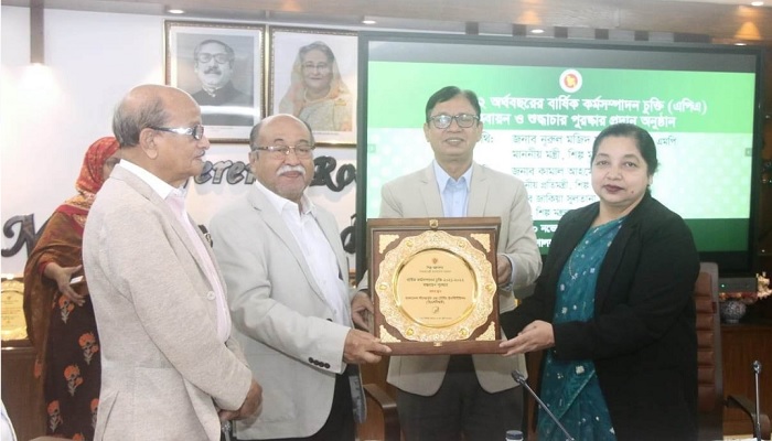 তিন দপ্তর ও ৮ কর্মকর্তা-কর্মচারীকে পুরস্কার প্রদান শিল্প মন্ত্রণালয়ের