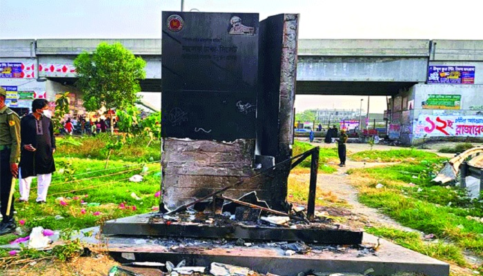 কাঁচপুর সেতুর নামফলক পুড়িয়ে দিল দুর্বৃত্তরা