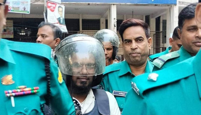 ডান্ডাবেড়ি পড়িয়ে আনা হলো আদালতে