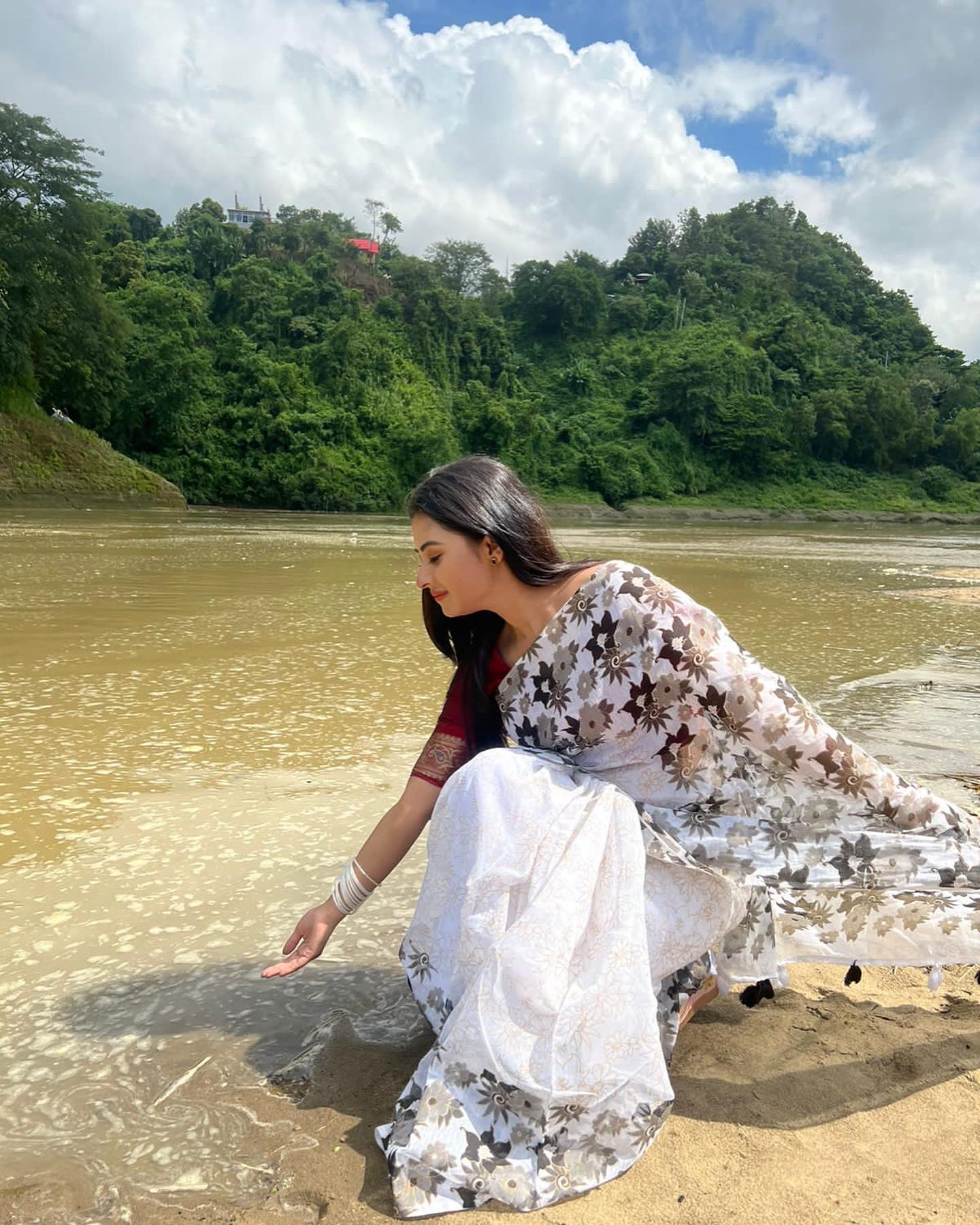 সংবাদ পাঠিকা থেকে নায়িকা বুবলি: রোমাঞ্চে ভরা জীবন