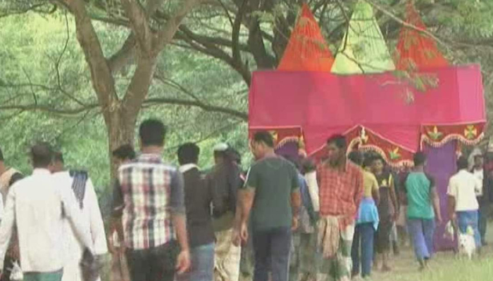 জমে উঠেছে দুবলার চরের রাস মেলা