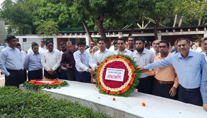 বিসিএস ২১ ব্যাচের যুগ্ম-সচিবদের বঙ্গবন্ধুর সমাধিসৌধে শ্রদ্ধা