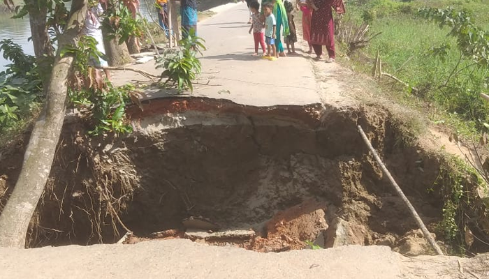 দাউদকান্দিতে সড়ক ধস, বিপাকে ১৫ গ্রামের বাসিন্দা