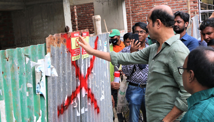 নির্মাণাধীন ভবনে লার্ভা, কাজ বন্ধ করলেন মেয়র