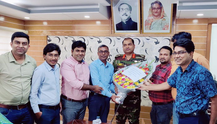 পাসপোর্ট কর্মকর্তারা নিরলসভাবে কাজ করে যাচ্ছে