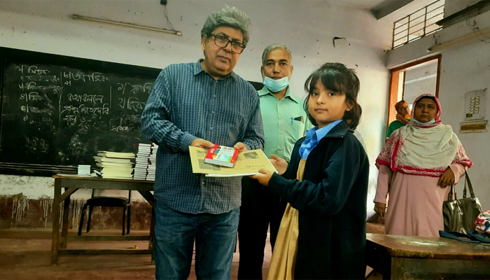 শিক্ষার্থীর মাঝে ছবি আঁকার উপকরণ বিতরণ