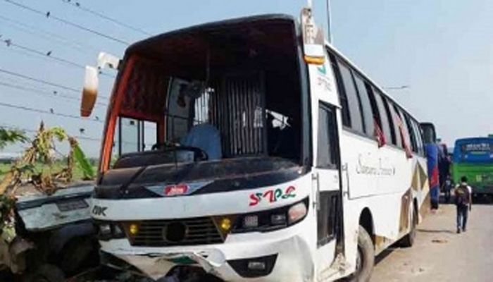 বাস নিয়ন্ত্রণ হারিয়ে গাছে ধাক্কা, নিহত ৪