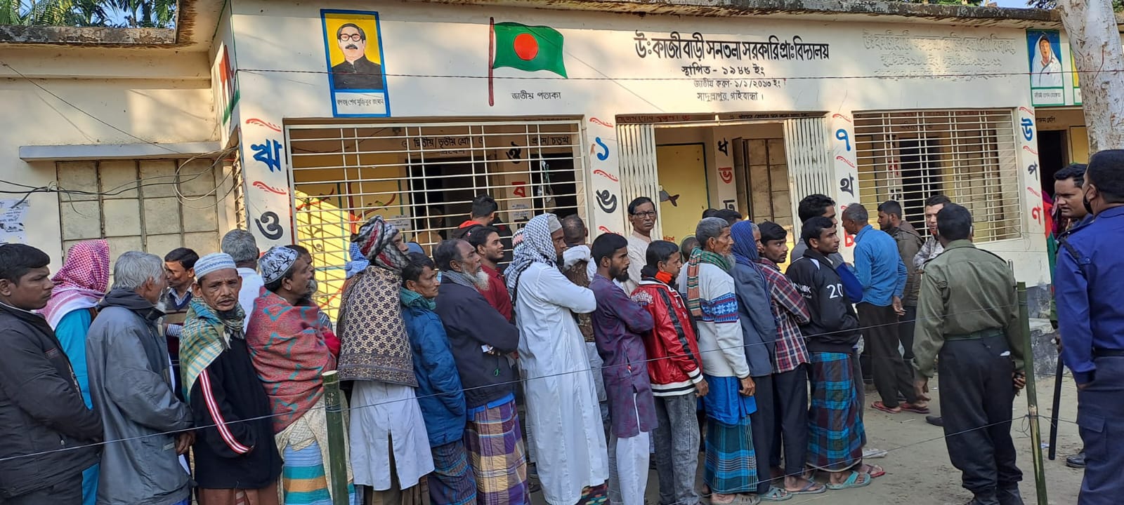 সাদুল্লাপুরের ৩ ইউনিয়নে ভোটগ্রহণ চলছে