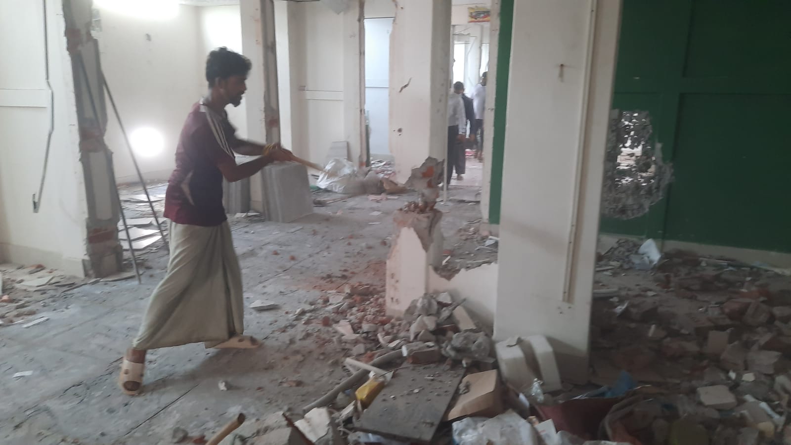 নীলক্ষেত মার্কেটে অবৈধ স্থাপনা উচ্ছেদে অভিযান