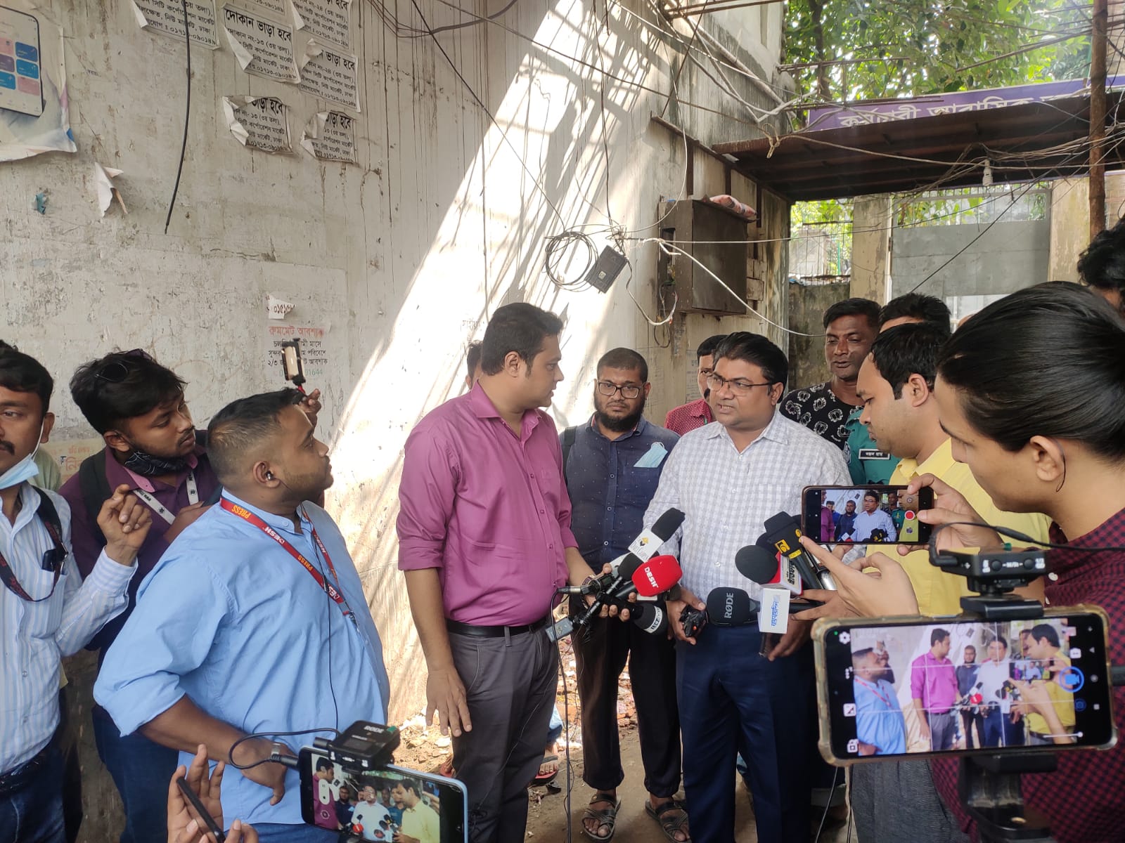 নীলক্ষেত মার্কেটে অবৈধ স্থাপনা উচ্ছেদে অভিযান