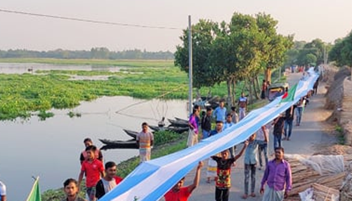 ৬০০ ফুট লম্বা পতাকা বানালেন আর্জেন্টিনা সমর্থকরা
