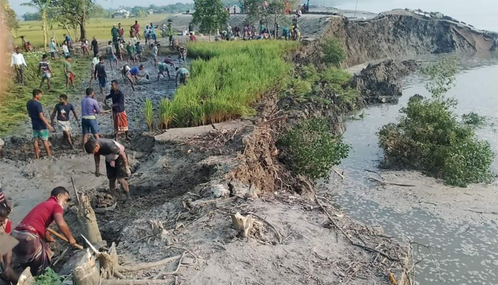 কয়রায় বেড়িবাঁধে ধস, আতঙ্কে এলাকাবাসি