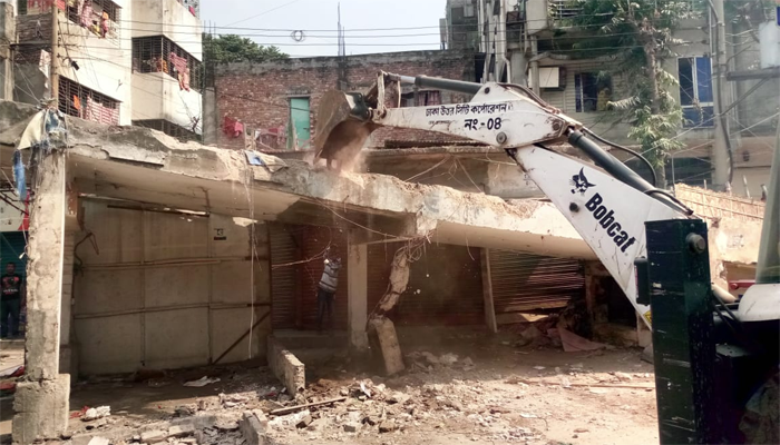 ডিএনসিসির রায়েরবাজার মার্কেটে শতাধিক দোকান উচ্ছেদ