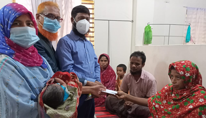 কাউখালীতে প্রতিবন্ধীর স্ত্রীর সিজারের খরচ দিলেন জেলা প্রশাসক